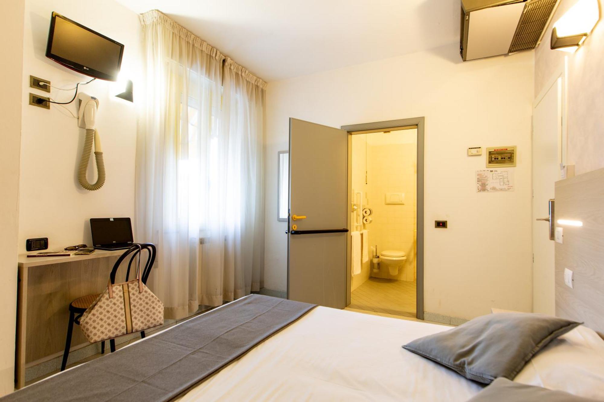 Hotel Marzia Con Piscina Riccione Extérieur photo